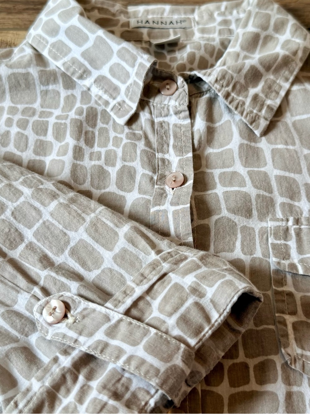 Hannah - Roll-Tab Button-Down - S - Tan/White
